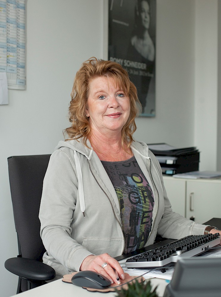 kleines Profilfoto von Petra Schmidt|Sekretariat Kunst- und Designwissenschaft, Philosophie