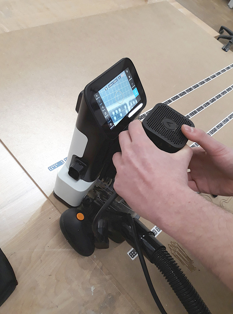 Artikel Vorschaubild: Die Shaper Origin ist da!|Die Studierenden im Kurs Folkwang FabExpert testen die handgeführte CNC-Fräse